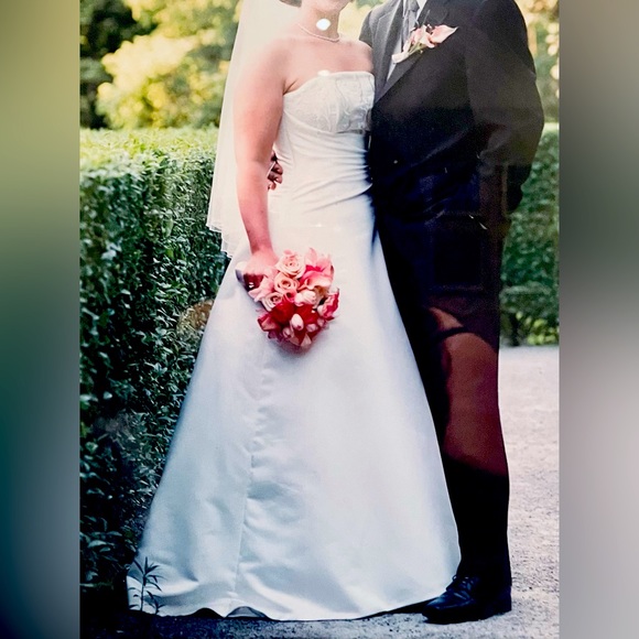 Wedding Dress - Picture 1 of 2